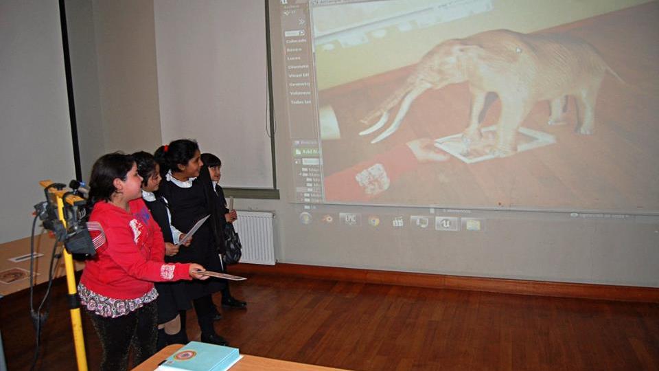 Niños experimentando con la realidad aumentada. Niños experimentando con la realidad aumentada.