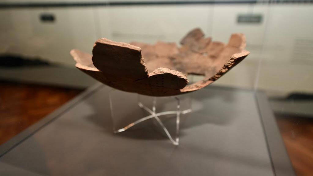 Fragmentos de cerámica adheridos configurando la base de un metawe o vasija del territorio de Renaico.
