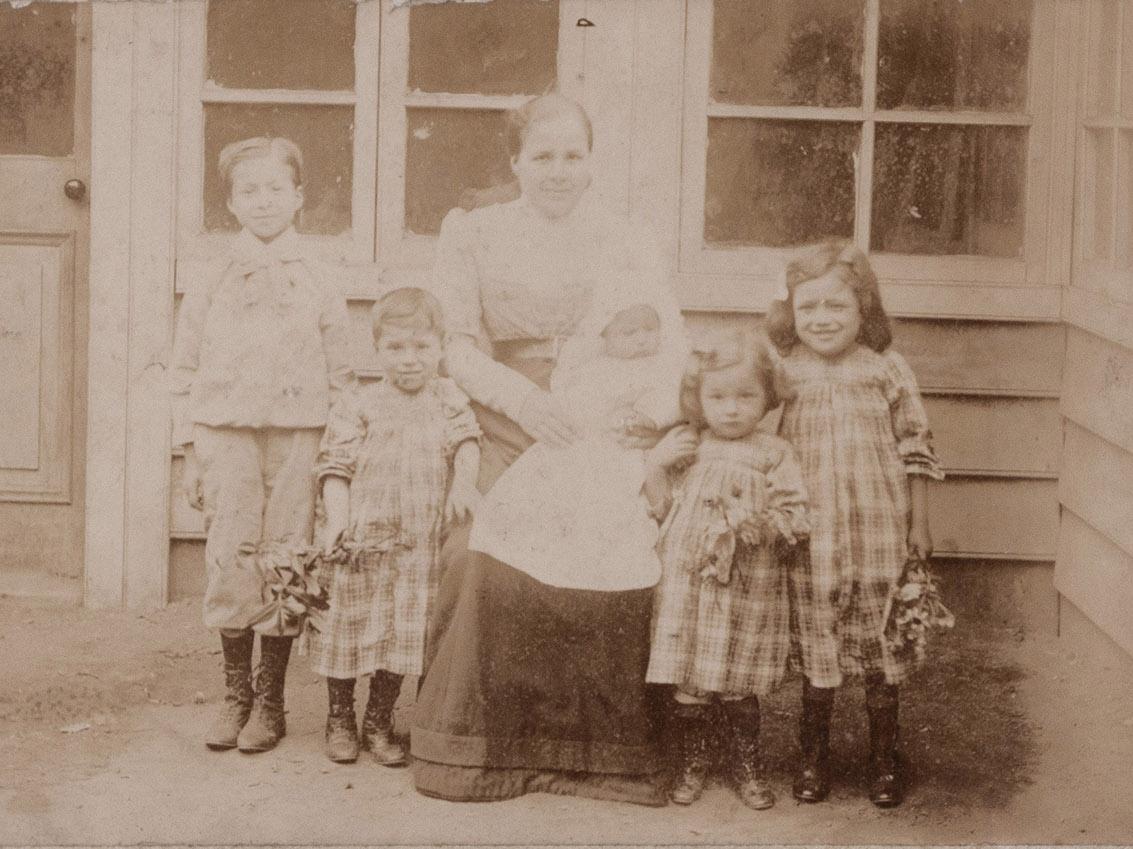 Celia Acuña y sus hijos