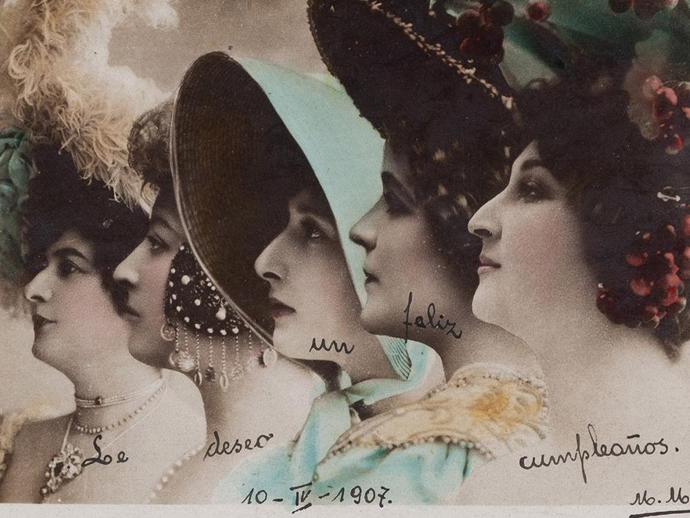 Postal de mujeres con sombrero