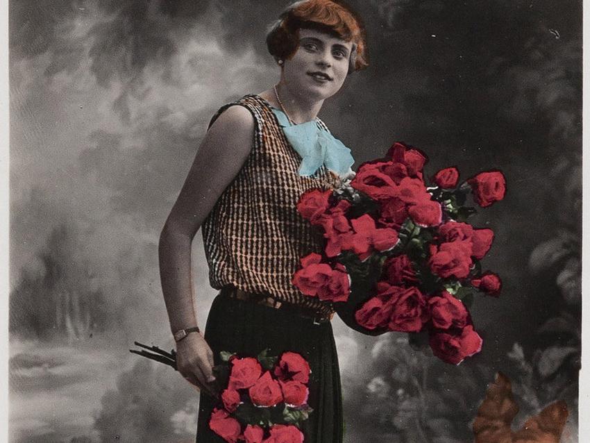 Mujer moderna con flores
