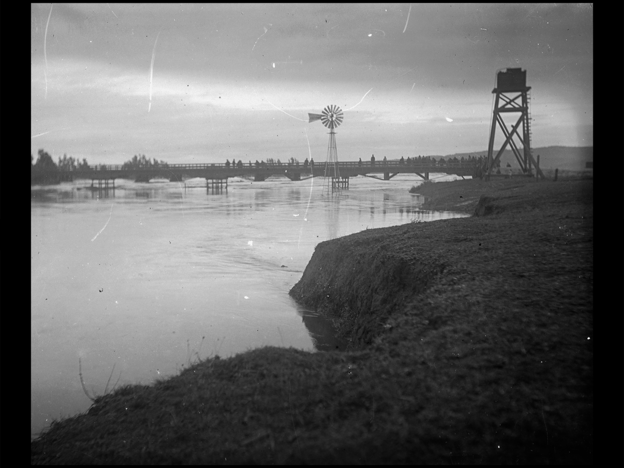 Inundación del río Cholchol (a la derecha se puede observar el estanque de la Misión y molino de viento que llenaba el mismo)