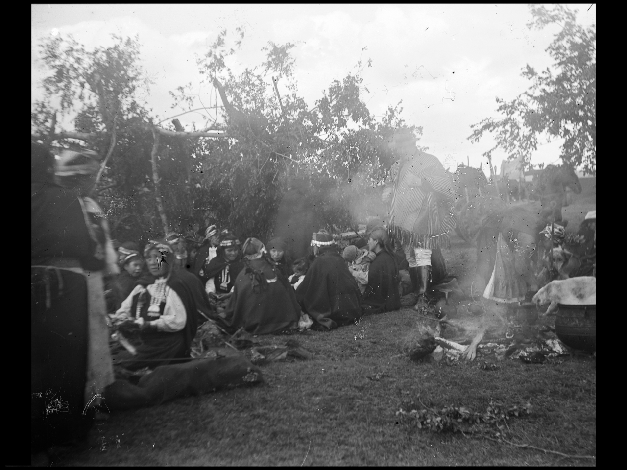 Nguillatun (se puede observar a Alfredo Kenner, primer alcalde de Cholchol, caminando tras el humo)