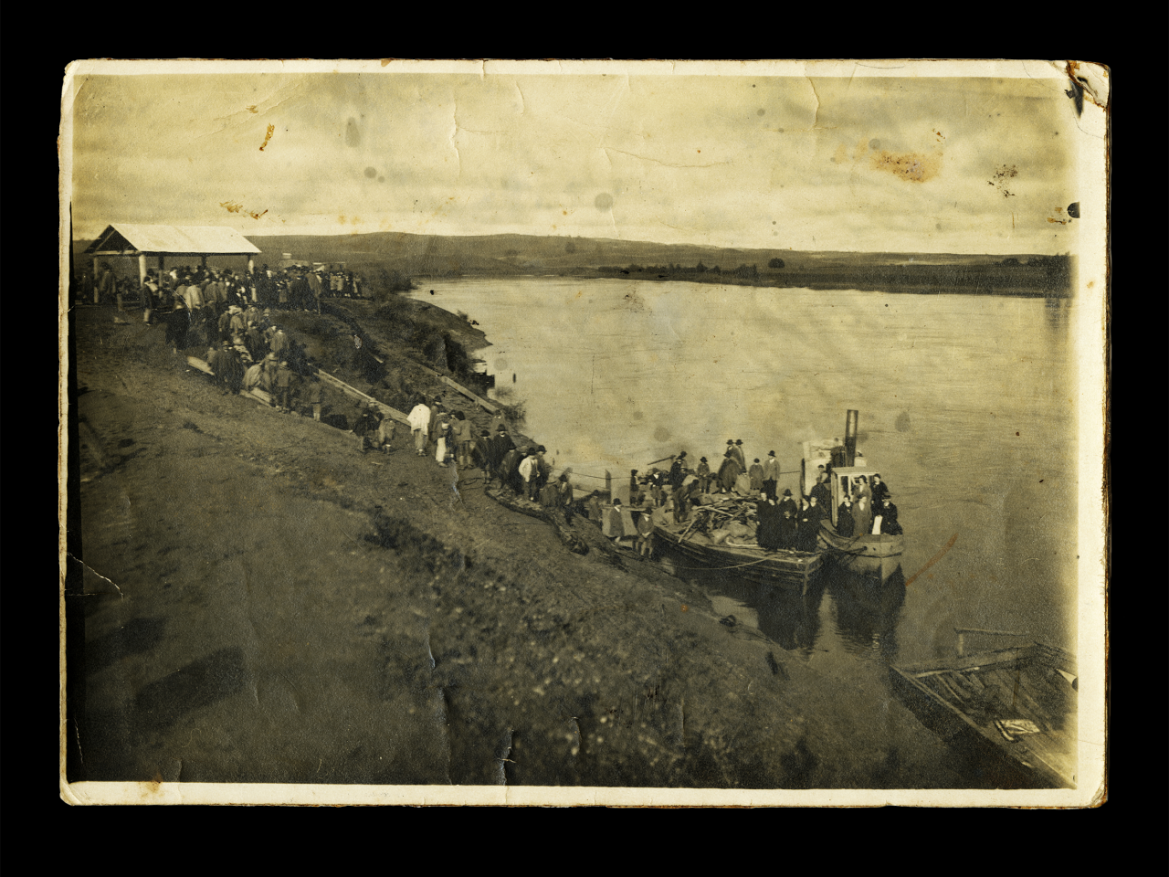 Misioneros llegando a Cholchol (se ve lanchón de transporte con barco que lo remolcaba en el río, así como estructuras similares a tobogán para tirar y cargar sacos de trigo)
