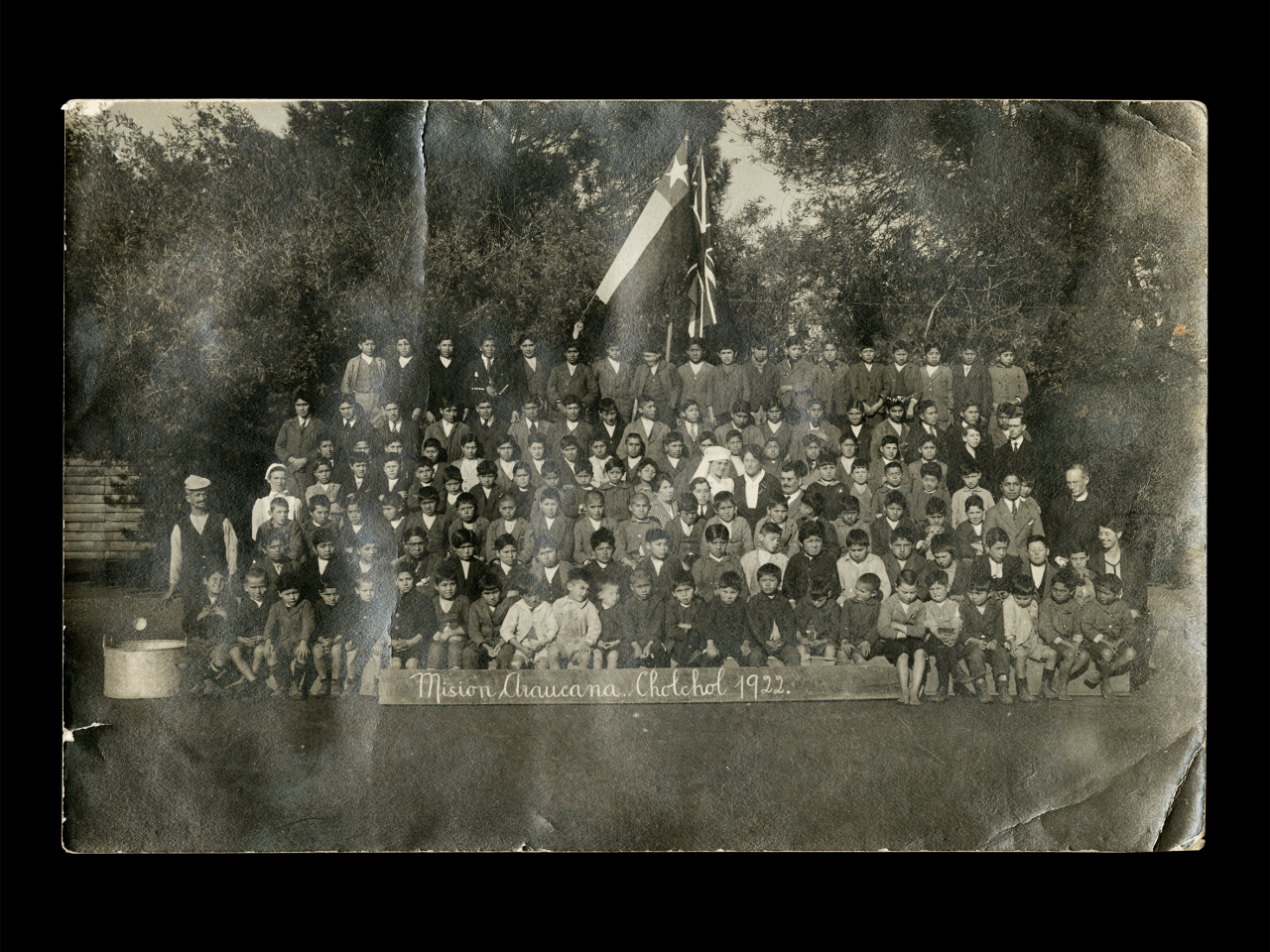 Alumnos Misión Araucana Cholchol (al centro de la fotografía, vestida de blanco, se ve a Nellie Pratt, esposa de Benedicto Rivas. Al lado derecho, abajo, de pie, se ve a William Wilson, fundador de la Misión)