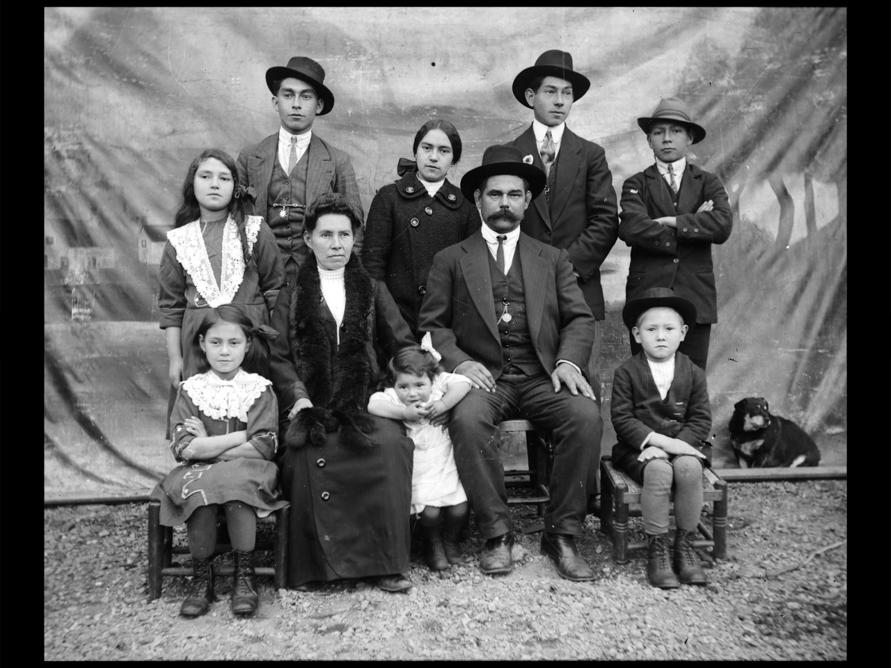 Familia Rivas Núñez (Francisco Rivas, Lucrecia Rivas, Benedicto Rivas, Sacarías Rivas, Nimia Rivas, Transito Núñez, Demetrio Rivas, Milagro Rivas, Matilde Rivas y Jorge Rivas. Al fondo se aprecia a Bisturí o “Piturín”, el perro de la familia).