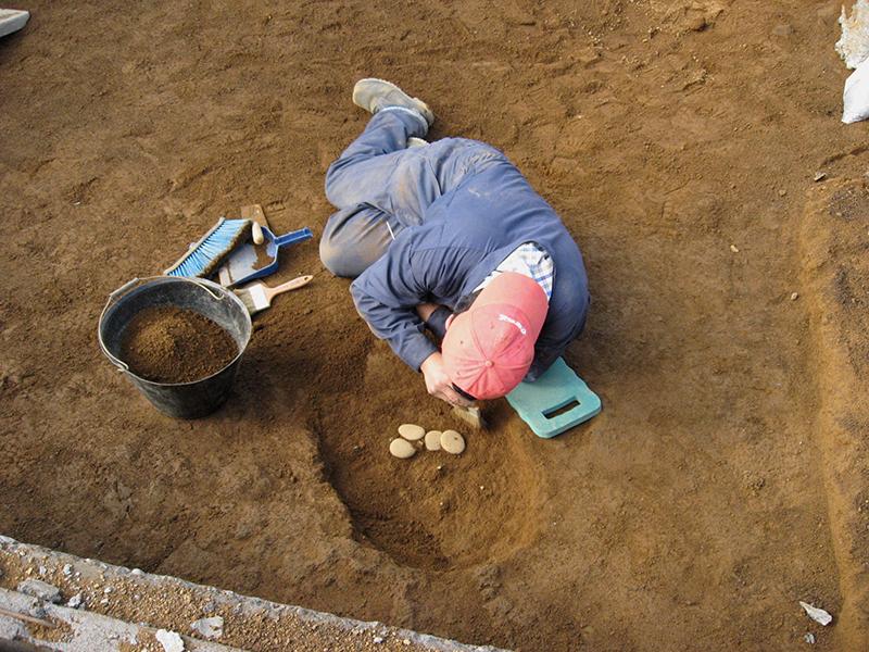 Excavación de piezas líticas