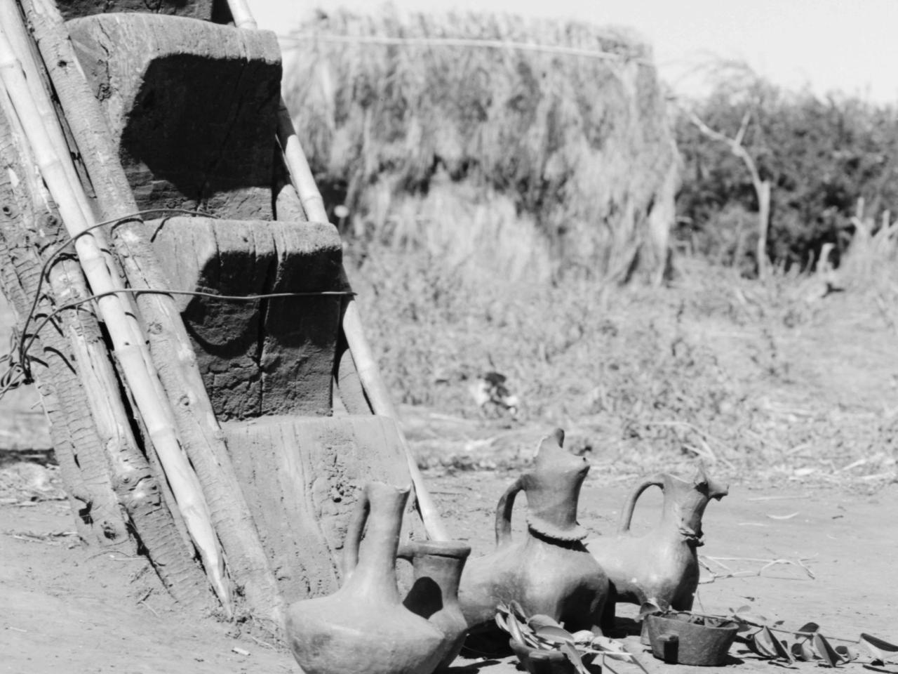 Un Rehue y  figuras de cerámica, todo trabajos de artesanía mapuche.