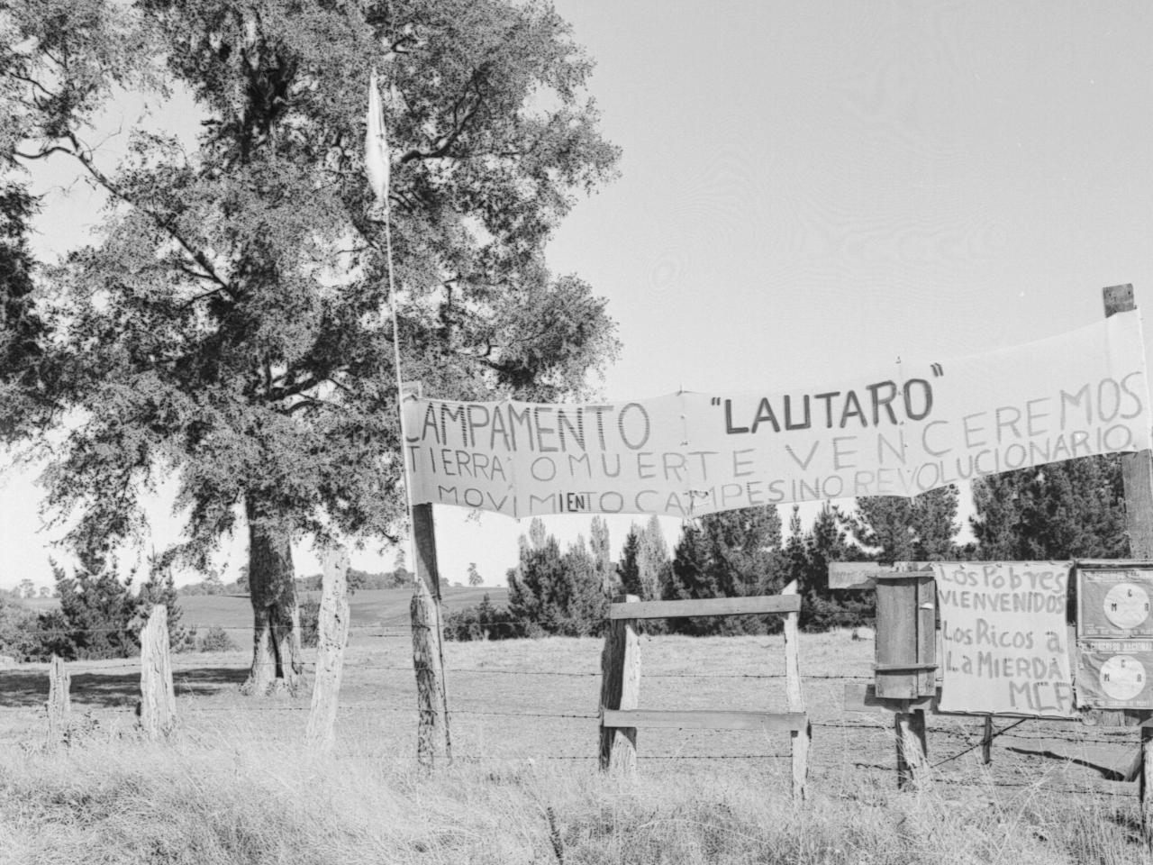 Temuco: Campamento Lautaro tierra o muerte venceremos Movimiento Campesino Revolucionario. La entrada  está  con  afiches del Che y del Mir. En la organización de los mapuches respecto de toma de tierras e instalación de campamentos, el MIR y el MCR