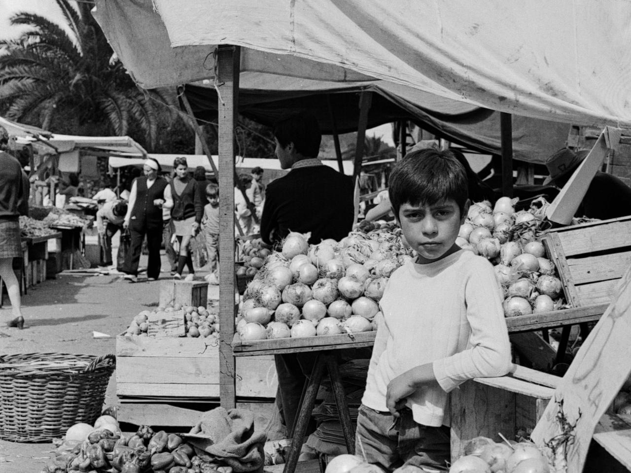 Temuco: Niño trabajando La feria (Pinto) ubicada en el sector Estación de la ciudad de Temuco, a un costado de la vieja estación de trenes.