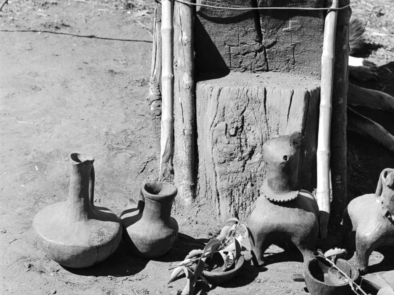 Un Rehue y  figuras de cerámica, todo trabajos de artesanía mapuche.