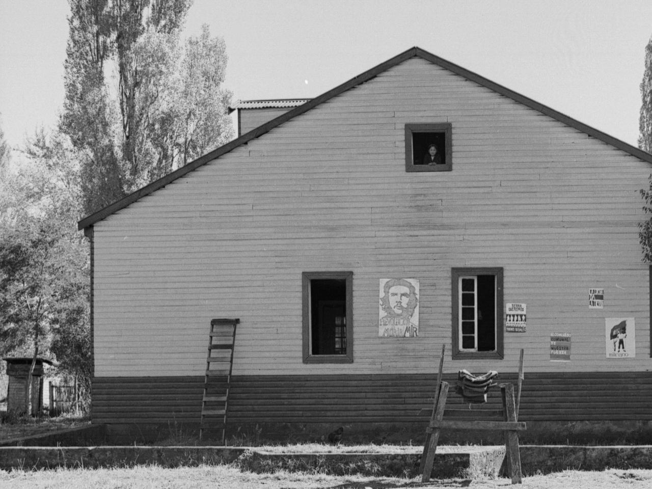 Temuco: Al parecer el galpón tipo casa de madera es la sede del Campamento Lautaro. Al interior vemos afiches pegados en la pared, destaca: &amp;quot;Campamento Lautaro presente Mir&amp;quot;; &amp;quot;La lucha da Tierra&amp;quot; y &amp;quot;Cautín Mir&amp;quot;;  podemos ver un gran espacio que hace