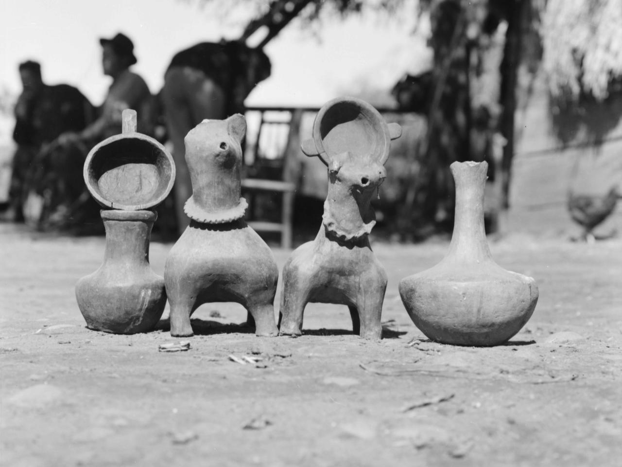 figuras de cerámica, todo trabajos de artesanía mapuche.