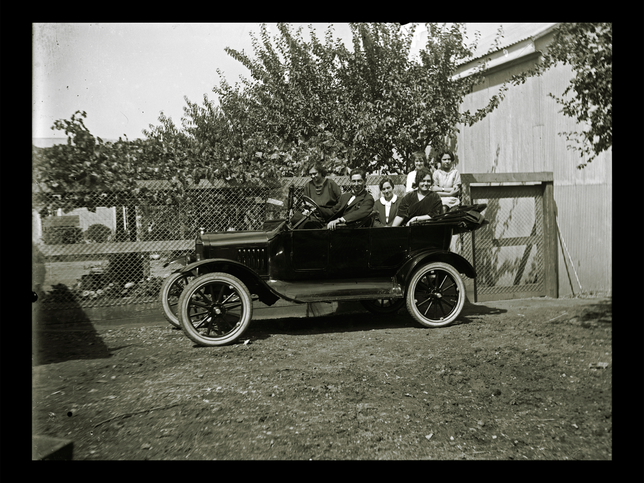 Familia Rivas Núñez en auto Ford modelo T