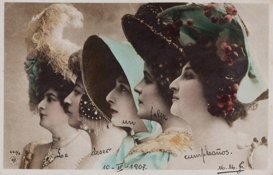 Postal de mujeres con sombrero