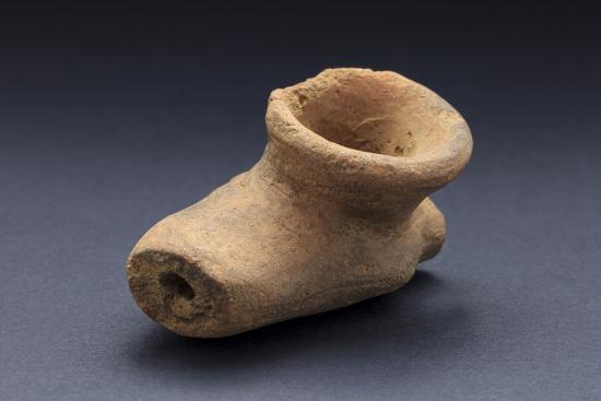 Pipa de cerámica, período Alfarero Temprano, Depósito Colección Arqueológica Museo Regional de la Araucanía.