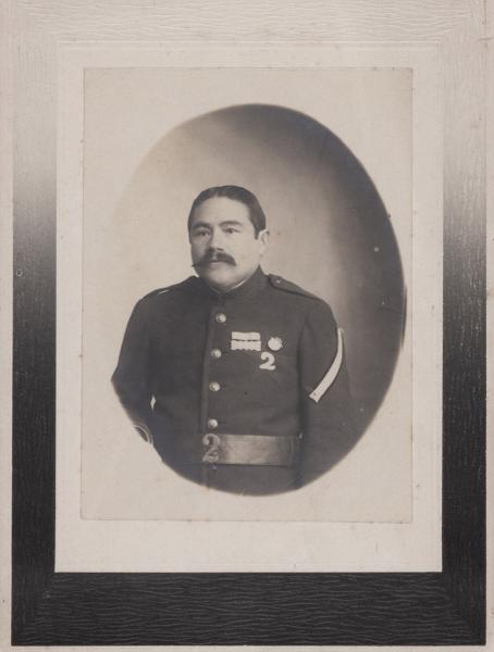 Belisario Villagra con traje de bombero