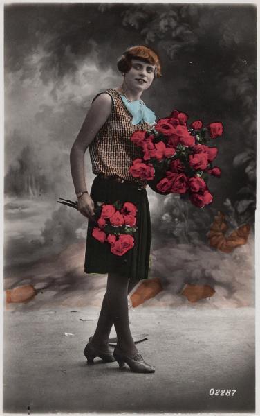 Mujer moderna con flores