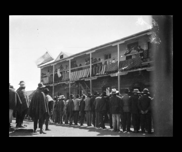 Internado de niñas de la Misión Anglicana (se puede apreciar a Mister William Wilson, fundador de la Misión, en el balcón) Internado de niñas de la Misión Anglicana (se puede apreciar a Mister William Wilson, fundador de la Misión, en el balcón)