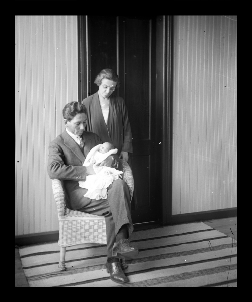 Benedicto Rivas y Nellie Pratt, con su hija, Nora Benedicto Rivas y Nellie Pratt, con su hija, Nora