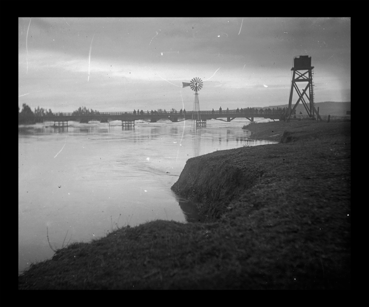 Inundación del río Cholchol (a la derecha se puede observar el estanque de la Misión y molino de viento que llenaba el mismo) Inundación del río Cholchol (a la derecha se puede observar el estanque de la Misión y molino de viento que llenaba el mismo)