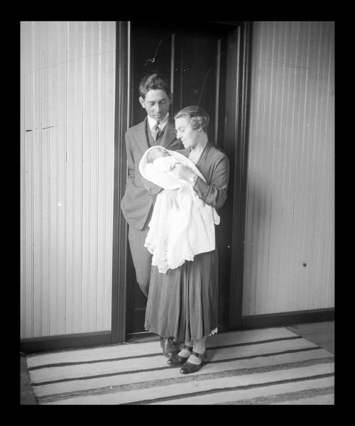 Benedicto Rivas y Nellie Pratt, con su hija, Nora Benedicto Rivas y Nellie Pratt, con su hija, Nora