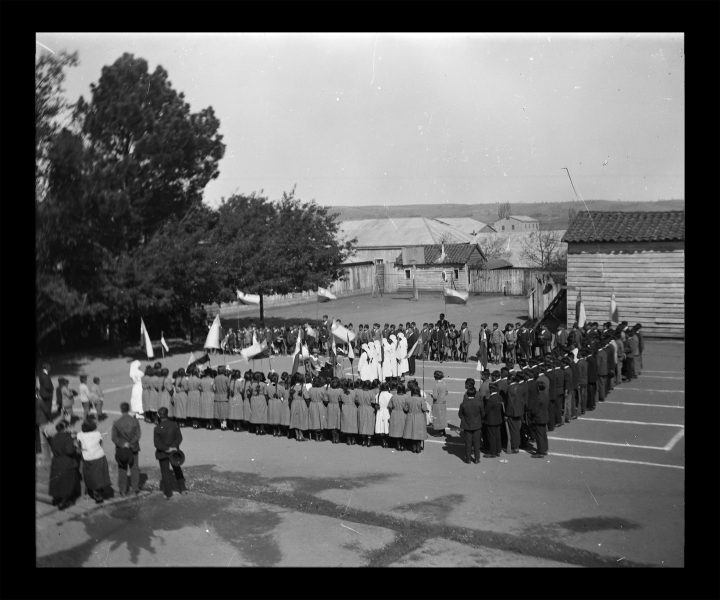 Práctica de enfermeras en Misión Anglicana (se puede observar a Miss Dorothy Royce, misionera anglicana, así como a Miss Simpson, en el centro de la fotografía, tocando el órgano) Práctica de enfermeras en Misión Anglicana (se puede observar a Miss Dorothy Royce, misionera anglicana, así como a Miss Simpson, en el centro de la fotografía, tocando el órgano)
