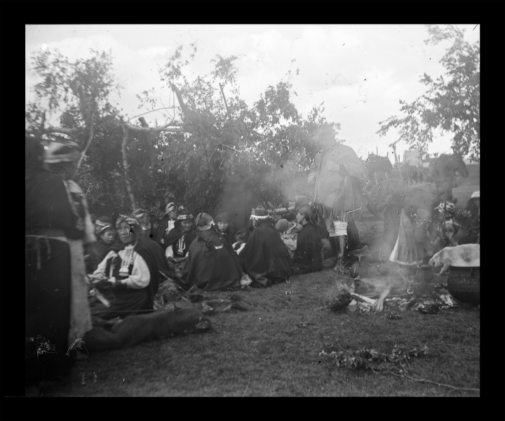 Nguillatun (se puede observar a Alfredo Kenner, primer alcalde de Cholchol, caminando tras el humo) Nguillatun (se puede observar a Alfredo Kenner, primer alcalde de Cholchol, caminando tras el humo)