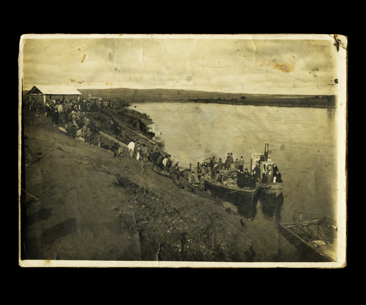 Misioneros llegando a Cholchol (se ve lanchón de transporte con barco que lo remolcaba en el río, así como estructuras similares a tobogán para tirar y cargar sacos de trigo) Misioneros llegando a Cholchol (se ve lanchón de transporte con barco que lo remolcaba en el río, así como estructuras similares a tobogán para tirar y cargar sacos de trigo)
