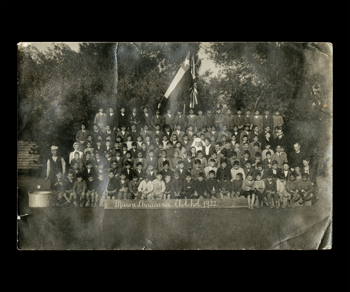 Alumnos Misión Araucana Cholchol (al centro de la fotografía, vestida de blanco, se ve a Nellie Pratt, esposa de Benedicto Rivas. Al lado derecho, abajo, de pie, se ve a William Wilson, fundador de la Misión) Alumnos Misión Araucana Cholchol (al centro de la fotografía, vestida de blanco, se ve a Nellie Pratt, esposa de Benedicto Rivas. Al lado derecho, abajo, de pie, se ve a William Wilson, fundador de la Misión)