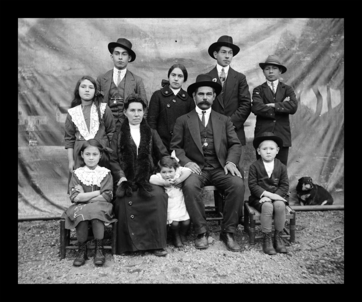 Familia Rivas Núñez (Francisco Rivas, Lucrecia Rivas, Benedicto Rivas, Sacarías Rivas, Nimia Rivas, Transito Núñez, Demetrio Rivas, Milagro Rivas, Matilde Rivas y Jorge Rivas. Al fondo se aprecia a Bisturí o “Piturín”, el perro de la familia). Familia Rivas Núñez (Francisco Rivas, Lucrecia Rivas, Benedicto Rivas, Sacarías Rivas, Nimia Rivas, Transito Núñez, Demetrio Rivas, Milagro Rivas, Matilde Rivas y Jorge Rivas. Al fondo se aprecia a Bisturí o “Piturín”, el perro de la familia).