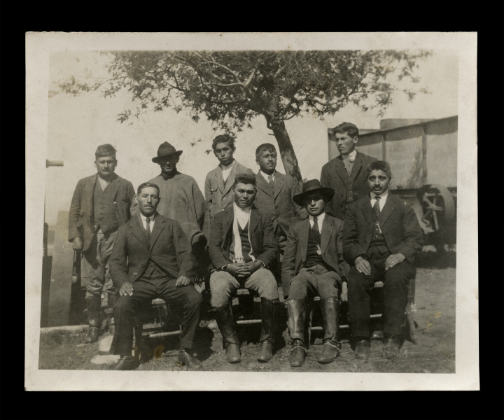 Grupo de pastores mapuche, al centro Pastor Cayul Grupo de pastores mapuche, al centro Pastor Cayul