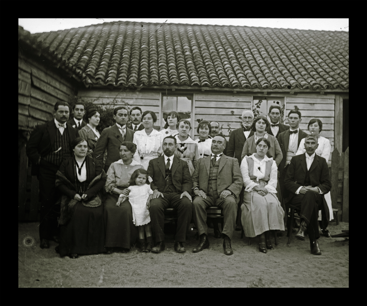 Vecinos de Cholchol (principalmente correspondientes a la familia Solano y Narváez. También se puede observar a Benedicto y Demetrio Rivas, arriba a la derecha. En primer plano, sentado, a la derecha, se encuentra José Jens Sepúlveda, el “civil” de Cholchol). Vecinos de Cholchol (principalmente correspondientes a la familia Solano y Narváez. También se puede observar a Benedicto y Demetrio Rivas, arriba a la derecha. En primer plano, sentado, a la derecha, se encuentra José Jens Sepúlveda, el “civil” de C