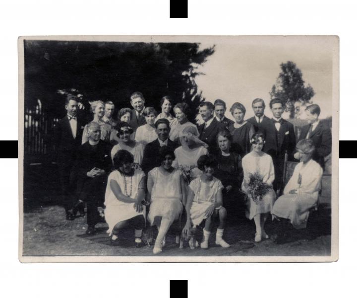 Matrimonio Rivas-Pratt (entre los presentes se encuentran Mister William Wilson, fundador de la Misión, Alfredo Kenner, primer alcalde de Cholchol y la familia Rivas Núñez) Matrimonio Rivas-Pratt (entre los presentes se encuentran Mister William Wilson, fundador de la Misión, Alfredo Kenner, primer alcalde de Cholchol y la familia Rivas Núñez)