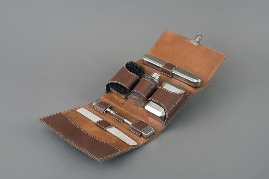 Neceser con accesorios de aseo Neceser con accesorios de aseo
