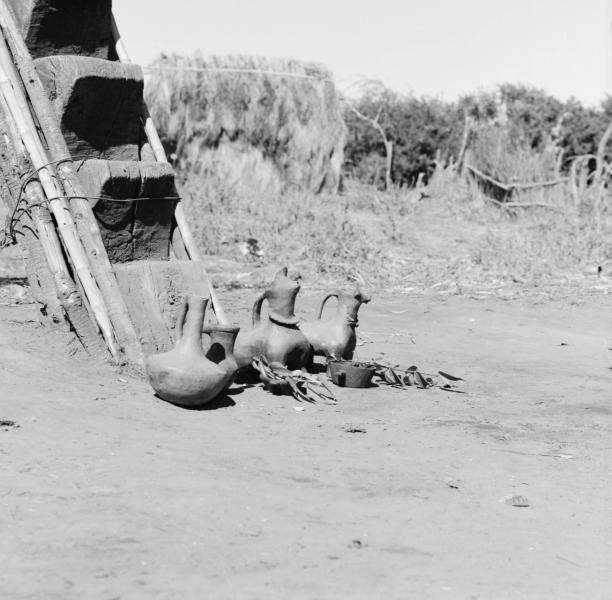 Un Rehue y  figuras de cerámica, todo trabajos de artesanía mapuche.