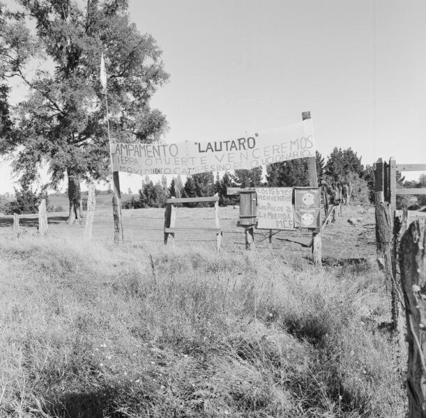 Temuco: Campamento Lautaro tierra o muerte venceremos Movimiento Campesino Revolucionario. La entrada  está  con  afiches del Che y del Mir. En la organización de los mapuches respecto de toma de tierras e instalación de campamentos, el MIR y el MCR
