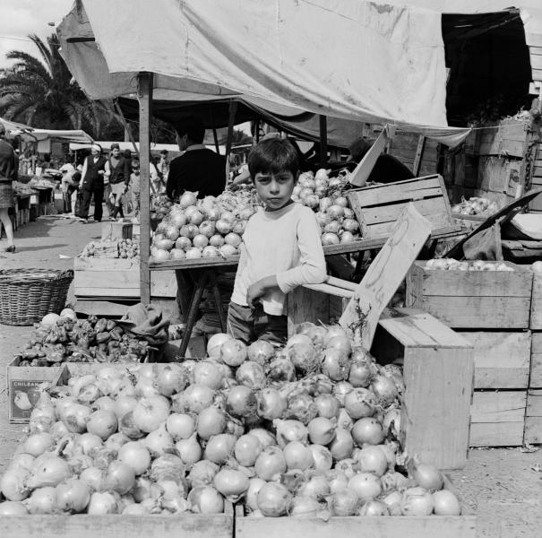 Temuco: Niño trabajando La feria (Pinto) ubicada en el sector Estación de la ciudad de Temuco, a un costado de la vieja estación de trenes.