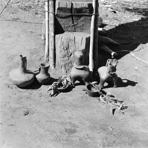 Un Rehue y  figuras de cerámica, todo trabajos de artesanía mapuche.