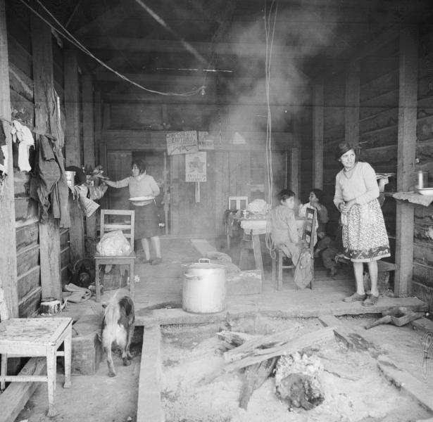 Temuco: Al parecer el galpón tipo casa de madera es la sede del Campamento Lautaro. Al interior vemos afiches pegados en la pared, destaca: &quot;Campamento Lautaro presente Mir&quot;; &quot;La lucha da Tierra&quot; y &quot;Cautín Mir&quot;;  podemos ver un gran espacio que hace