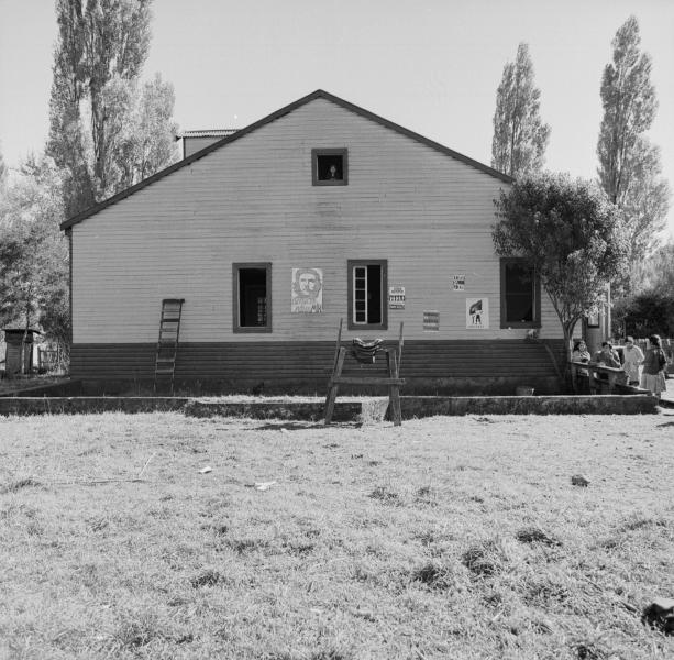 Temuco: Al parecer el galpón tipo casa de madera es la sede del Campamento Lautaro. Al interior vemos afiches pegados en la pared, destaca: &quot;Campamento Lautaro presente Mir&quot;; &quot;La lucha da Tierra&quot; y &quot;Cautín Mir&quot;;  podemos ver un gran espacio que hace