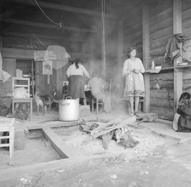 Temuco: Al parecer el galpón tipo casa de madera es la sede del Campamento Lautaro. Al interior vemos afiches pegados en la pared, destaca: &quot;Campamento Lautaro presente Mir&quot;; &quot;La lucha da Tierra&quot; y &quot;Cautín Mir&quot;;  podemos ver un gran espacio que hace