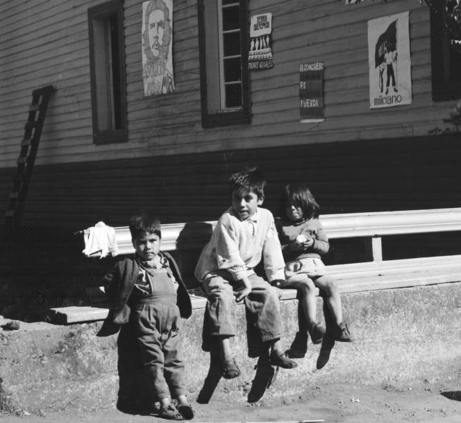 Temuco: Al parecer el galpón tipo casa de madera es la sede del Campamento Lautaro. Al interior vemos afiches pegados en la pared, destaca: &quot;Campamento Lautaro presente Mir&quot;; &quot;La lucha da Tierra&quot; y &quot;Cautín Mir&quot;;  podemos ver un gran espacio que hace