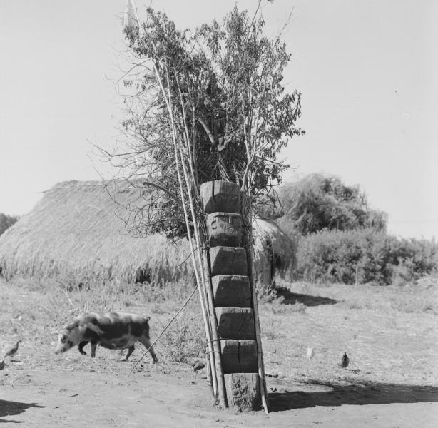 Un Rehue y  figuras de cerámica, todo trabajos de artesanía mapuche.