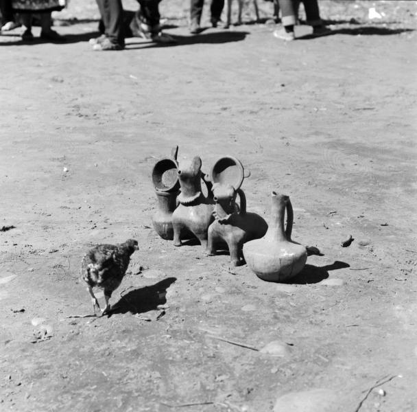 Figuras de cerámica, todos trabajos de artesanía mapuche.