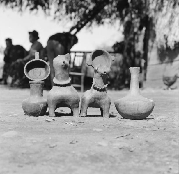 figuras de cerámica, todo trabajos de artesanía mapuche.