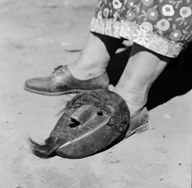 Temuco: Mujer mapuche (Amiga de Cardoso) sentada afuera de su ruca que tiene en la pared un afiche que dice: &quot;Piensen compañeros que el Consejo Comunal es el único camino&quot;. Sentada afuera de su ruca tocando un kultrú, con sus collares de plata; desta