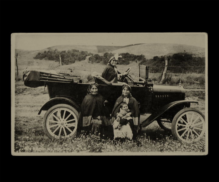 Mujeres mapuche en auto Ford modelo T Mujeres mapuche en auto Ford modelo T
