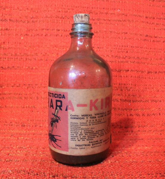 Botella de vidrio y tapa de corcho de insecticida Hara-Kiri Botella de vidrio y tapa de corcho de insecticida Hara-Kiri