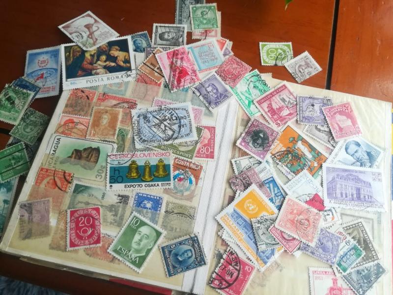 Albúm para coleccionar estampillas entre los años 60 y 70 en Chile